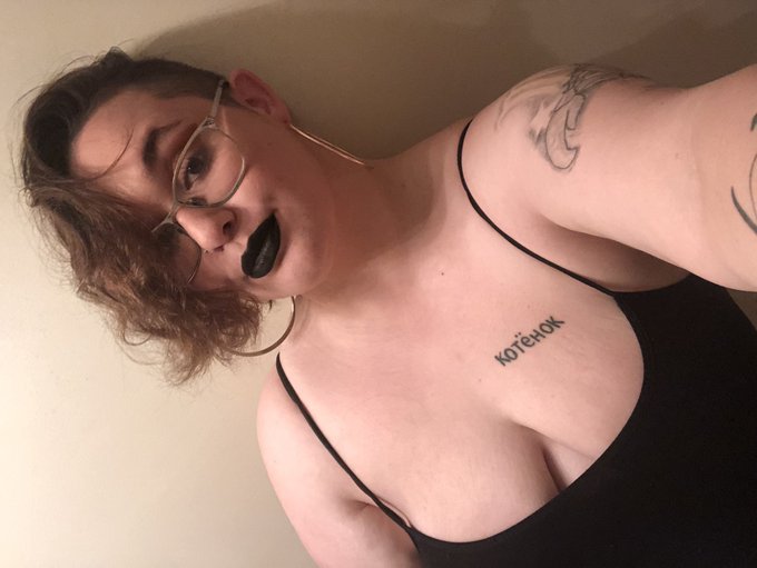 Well I went all out and tried my match my lipstick and outfit to the theme in my upcoming video 😆😘  #blacklipstick<a href="/tag/altgirls"class="tags"><span>#altgirls</span></a><a href="/tag/blacklipstick"class="tags"><span>#blacklipstick</span></a><a href="/tag/thicc"class="tags"><span>#thicc</span></a><a href="/tag/bigboobfanat"class="tags"><span>#bigboobfanat</span></a>