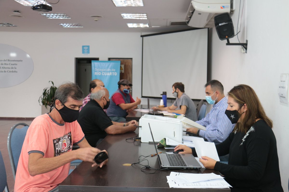 DelegacionRioIV's tweet photo. 🏠La oficina móvil de Vivienda atiende en #RíoCuarto

✔Durante los días martes y miércoles, la Subsecretaría de Vivienda, receptó los reclamos y atendió las consultas de los vecinos de sur provincial, en el marco del "Plan de Regularización de deudas de viviendas sociales"🏡🏘 https://t.co/5Y2oYGUM1E