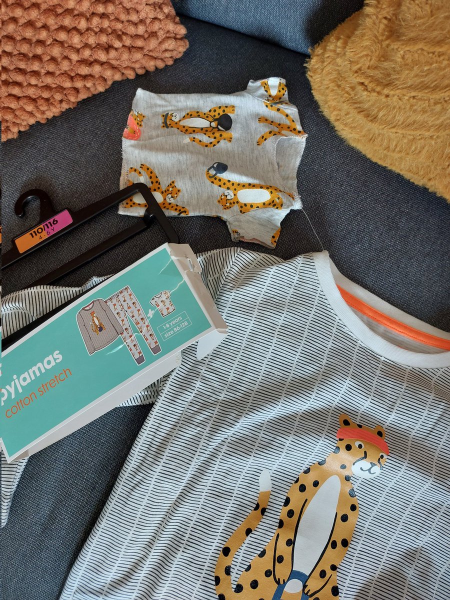 Neel0009's tweet photo. Dan verwacht je een pyjama met een shirt met lange mouwen en een shirt met korte mouwen. Voor wie is dit t-shirt @hema? #grapjas https://t.co/NWYtQDBfB2
