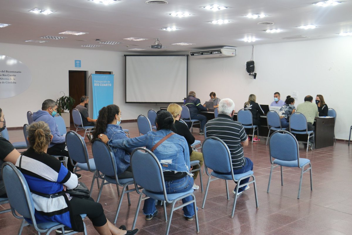 DelegacionRioIV's tweet photo. 🏠La oficina móvil de Vivienda atiende en #RíoCuarto

✔Durante los días martes y miércoles, la Subsecretaría de Vivienda, receptó los reclamos y atendió las consultas de los vecinos de sur provincial, en el marco del "Plan de Regularización de deudas de viviendas sociales"🏡🏘 https://t.co/5Y2oYGUM1E