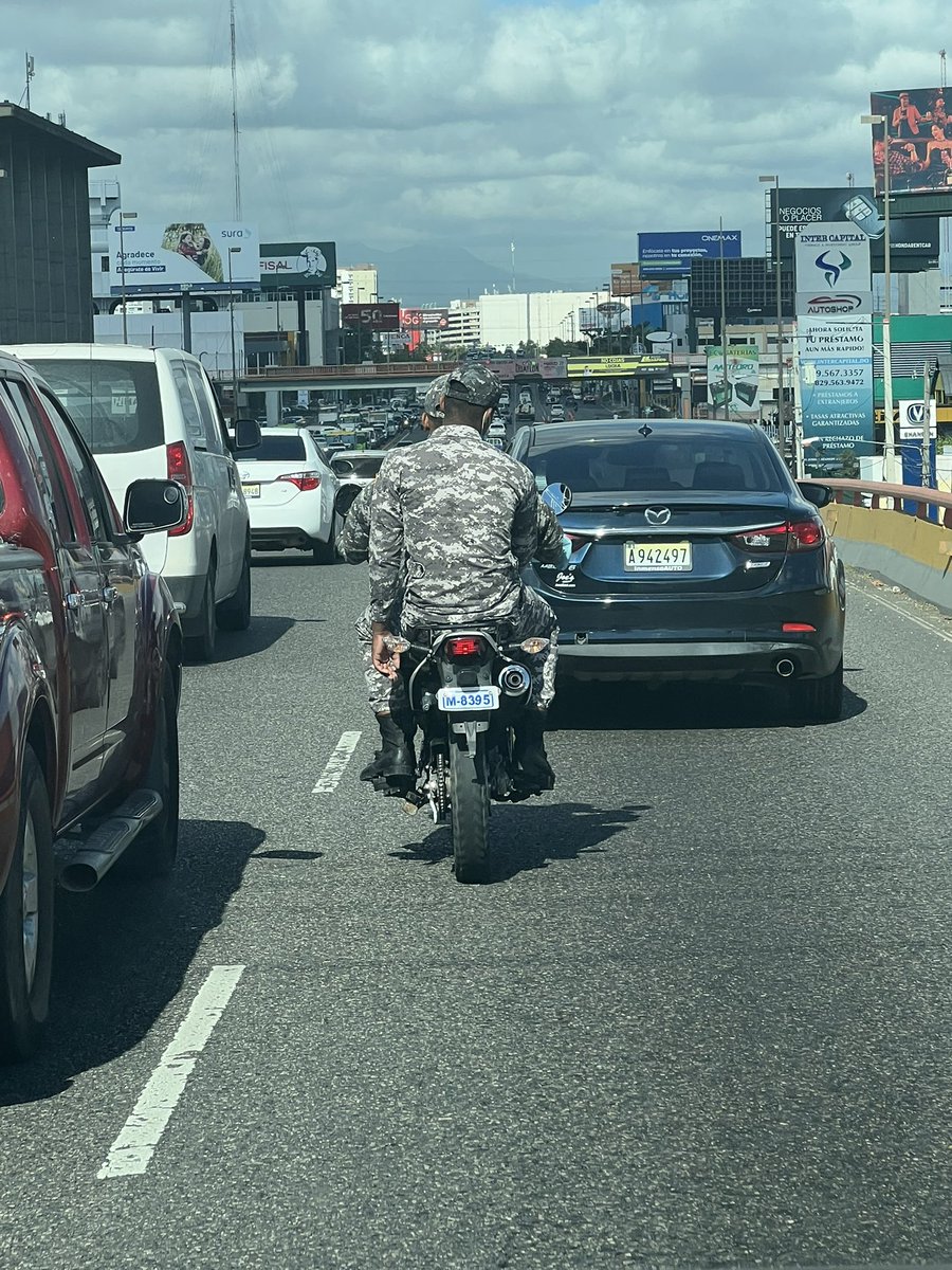 Así va la reforma policial…. Sin casco y en motor por el elevado 🤦🏻‍♂️ <a href="/policia/">Policía Nacional</a> <a href="/PresidenciaRD/">Presidencia de la República Dominicana</a> <a href="/ListinDiario/">LISTÍN DIARIO</a> <a href="/DiarioLibre/">Diario Libre</a> <a href="/ElDia_do/">Periódico El Día</a>
