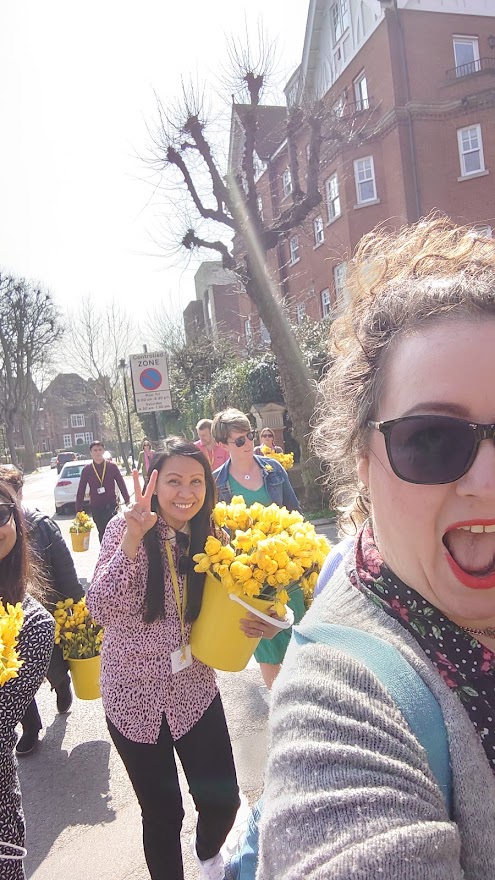 Huge thanks to @Newcoventgardenmarket for donating daffodils and to <a href="/GLH_Tweets/">GLH</a> for delivering them safely to the hospice in #Hampstead
We had a wonderfully moving and meaningful time, handing out daffodils and holding a minutes silence to help us mark #NationalDayofReflection