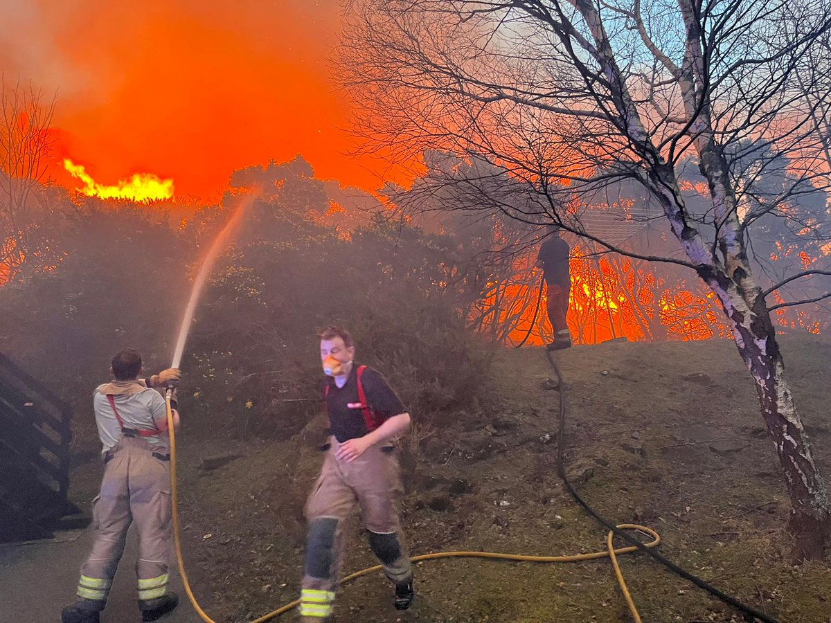 wingnut415's tweet photo. A busy spell in the Highlands with wildfires across the area. The commitment made by our on call crews to deal with these challenging incidents in rural locations cannot be understated. Could you support your community by being an on call firefighter? https://t.co/yKnYuabKsg https://t.co/erie3kxxkX