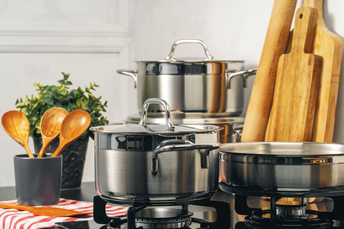 HFRevolution's tweet image. healthfitnessrevolution.com/top-10-safest-…
Trying to replace the cookware in your kitchen? Try looking at these safer alternatives to teflon.
#safecookware #teflon