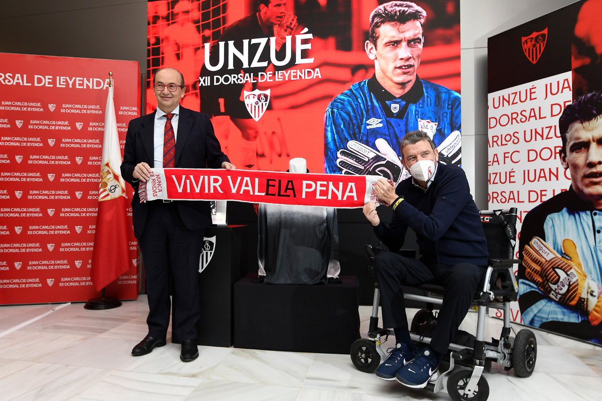 A las 18.00 horas firma del libro de Juan Carlos Unzué acompañado de Monchi y Lopetegui en la tienda del estadio, donde tb puedes encontrar la bufanda especial. Todo para la lucha contra la ELA. Si lo ves bien, retuitea
