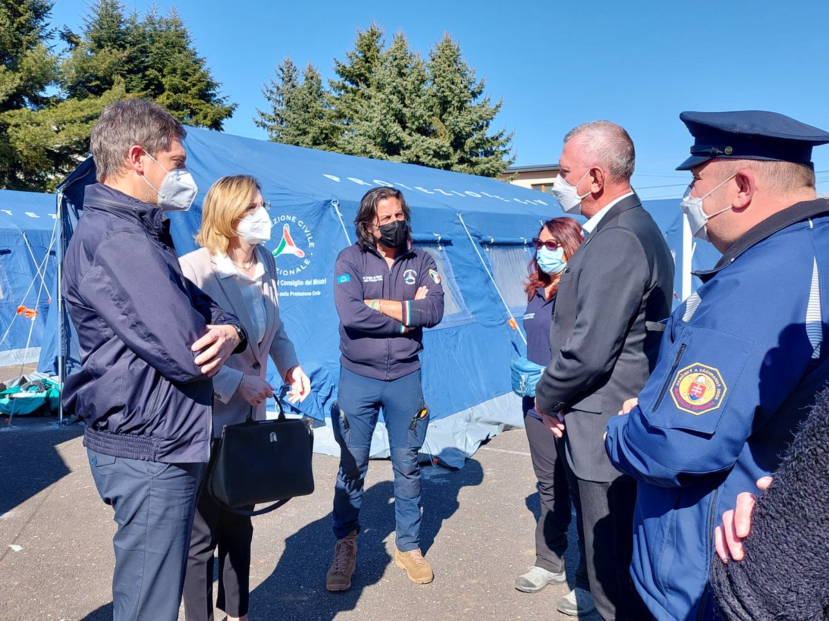 ItalyinSK's tweet photo. Slávnostné odovzdanie núdzového stanového tábora pre 250 utečencov z 🇺🇦, ktorý v Michalovciach vybudovala talianska civilná ochrana a dobrovoľníci z regiónu Friuli Venezia Giulia. 🇮🇹🇸🇰 #100NajTalianskenaSlovensku
#StandWithUkraine #StrongerTogether #DPCgov https://t.co/GrkpT2Jx07