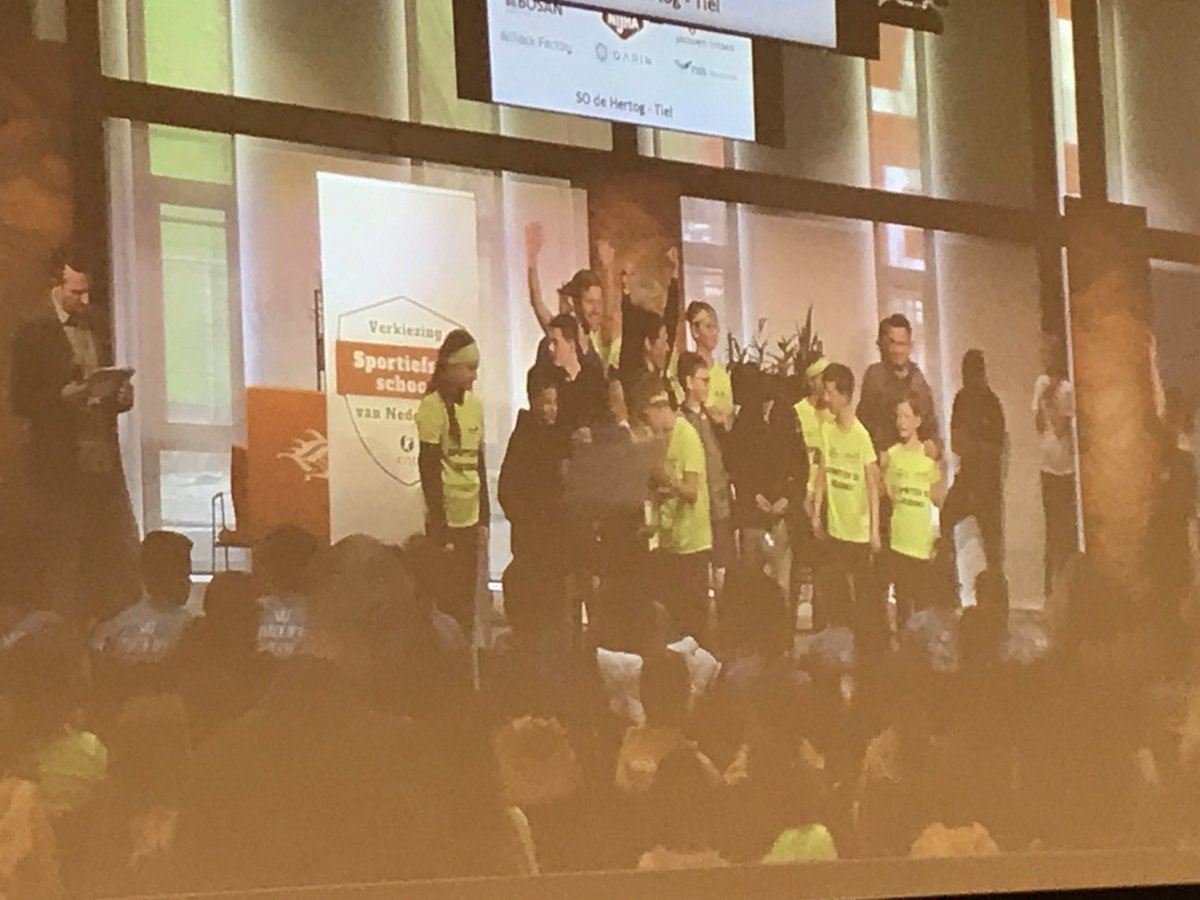 Sportiefste gezondste school met de vakleerkracht als grote inspirator van bewegen en sporten op school. Soms meer dan 10 uren per week. Leukst? Blije koppies van kinderen! <a href="/Sportstudies/">Instituut voor Sportstudies Hanze Groningen</a>