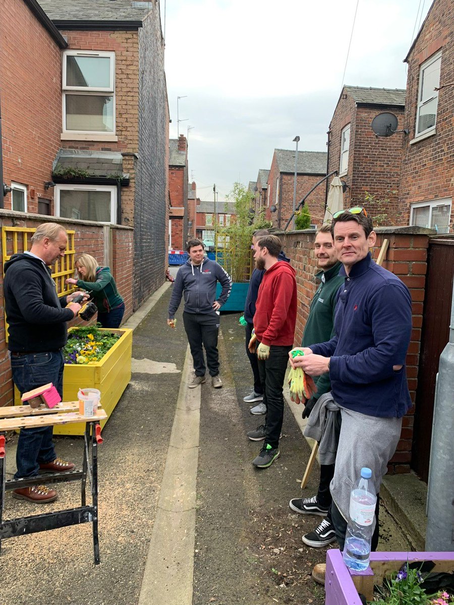 TattonAsset's tweet photo. This year we've introduced a new 'Day to make a difference', where staff will give a day of their time to help out within local communities.
Here's our Finance team helping @SowtheCity on an Alleyway Greening project in Manchester, helping improve the environment for locals 🌱🌼 https://t.co/7KZBRUekar