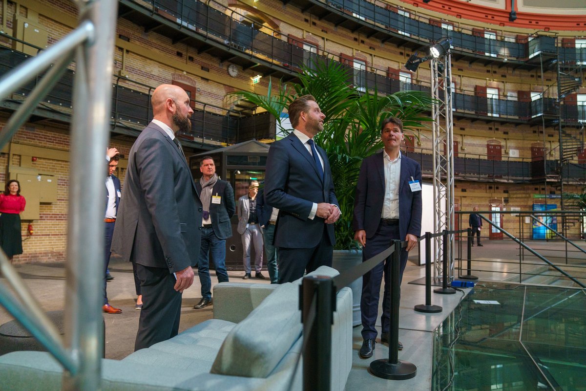 De Koepel biedt tijdelijk een veilige plek voor 400 gevluchte Oekraïners.

Fantastisch dat <a href="/breda/">Gemeente Breda</a> en <a href="/RijksvastgoedNL/">Rijksvastgoedbedrijf</a> deze locatie beschikbaar hebben gesteld. 
De enorme inzet van tal van organisaties en 2.300 (!) vrijwilligers is hartverwarmend.🙏

opvangindekoepel.nl