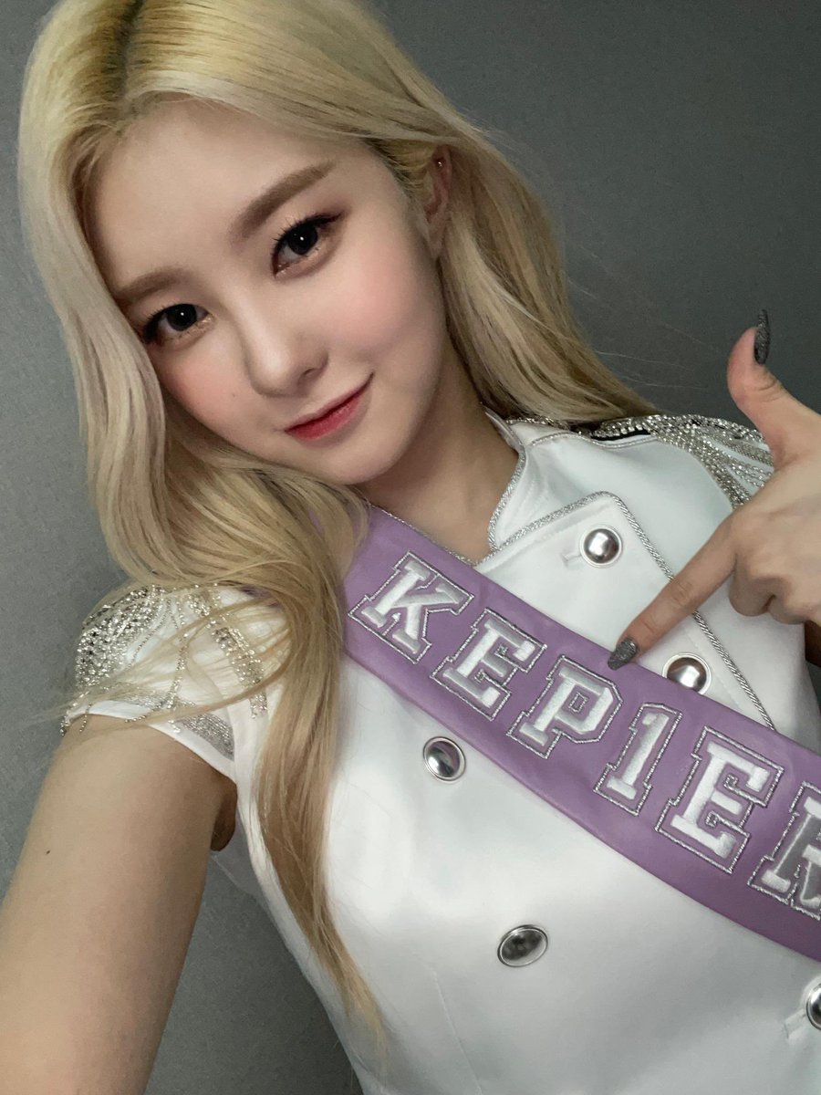 evrydayeon's tweet photo. shes always so pretty https://t.co/R6L7CBHpA8
