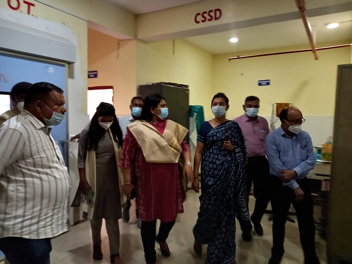 DC_Hazaribag's tweet photo. आज सदर अस्पताल में आला अधिकारियों के साथ किया निरीक्षण,दिए कई निर्देश कंट्रोल रूम,सर्जरी डिपार्टमेंट,लेबर रूम,चिल्ड्रेन वार्ड समेत कई विभागों का किया भ्रमण। ब्लड बैंक में ब्लड की कमी को पूर्ण करने के लिए शिविर लगाने का दिया निर्देश। 
@JharkhandCMO https://t.co/CrIr5euA8c