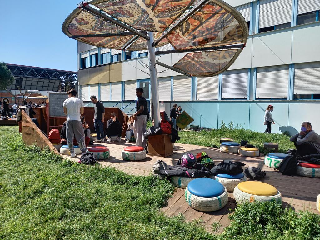 Après un an et demi d'échange virtuel, ils se rencontrent enfin à Florence !

Les 1ères #Esabac du <a href="/lycee_suger/">Lycée Suger</a> ont passé la matinée avec leurs correspondants 🇮🇹 du lycée Marco Polo : ateliers radio et blog. Ils ne veulent déjà plus se quitter...

Vive #ErasmusPlus !