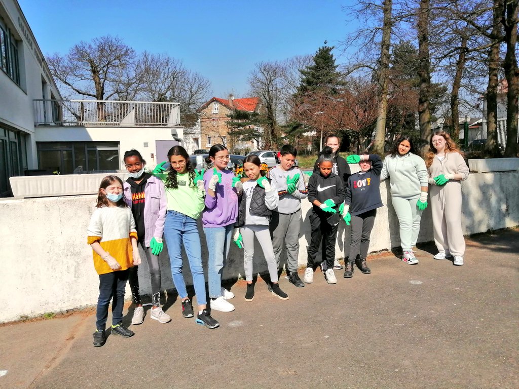 Clg_Ronsard's tweet photo. Cet après-midi, les eco-délégués ont oeuvré au soleil : plantations, lasurage de la cabane des chèvres et préparation du terrain pour l'arrivée prochaine des ruches. Merci pour ce bel engagement au profit de tous les usagers 👏 https://t.co/iTc5602rgp