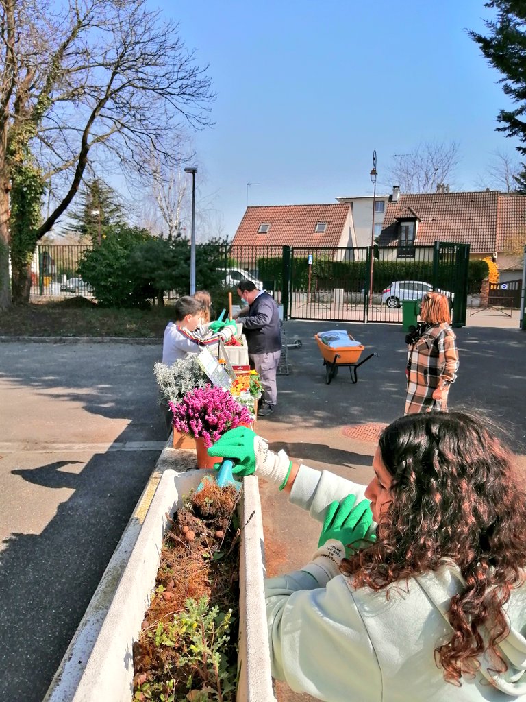 Clg_Ronsard's tweet photo. Cet après-midi, les eco-délégués ont oeuvré au soleil : plantations, lasurage de la cabane des chèvres et préparation du terrain pour l'arrivée prochaine des ruches. Merci pour ce bel engagement au profit de tous les usagers 👏 https://t.co/iTc5602rgp