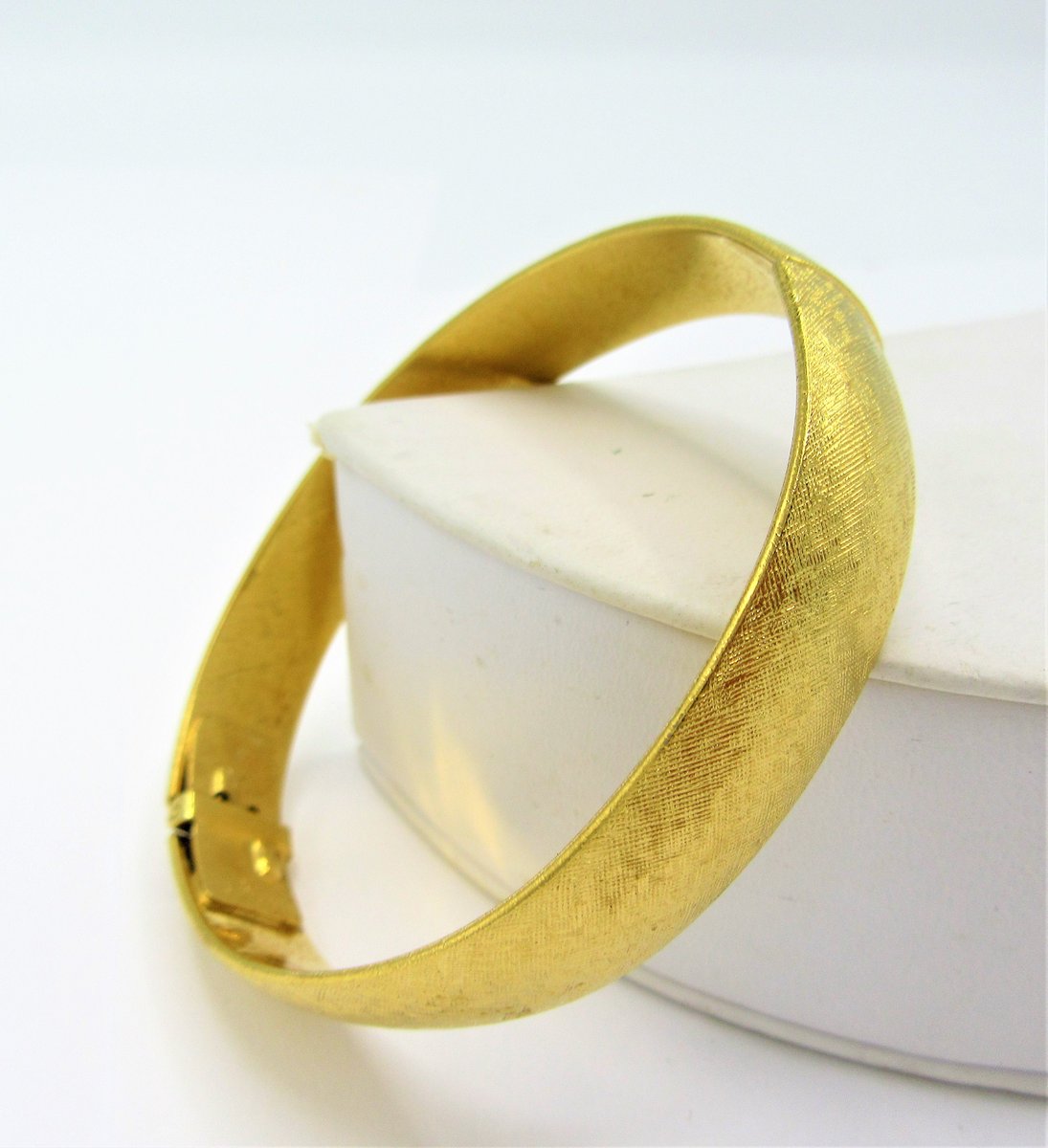 vintagobsession's tweet photo. Excited to share the latest addition to my #etsy shop: Monet Gold Hinged Bangle, Brushed Gold Tone, Vintage Gold Bracelet https://t.co/qUsygaWYxT #gold #birthday #christmas #no #women #midcentury #vintagebracelet #signedmonet #monetbracelet https://t.co/ogH7u9RXdV