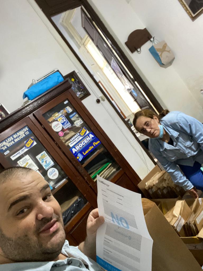 Nancy y Tato hoy, realizando carpetas para los Delgados. Trabajo importante para que este domingo el NO llegue a todo el departamento #VotamosNO #VotamosLaCeleste