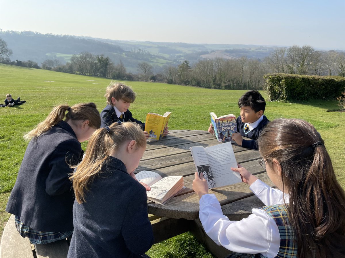 MonktonYear4's tweet photo. We couldn’t resist taking morning reading period outside. #MonktonYear4 https://t.co/RNeoNvDKdM