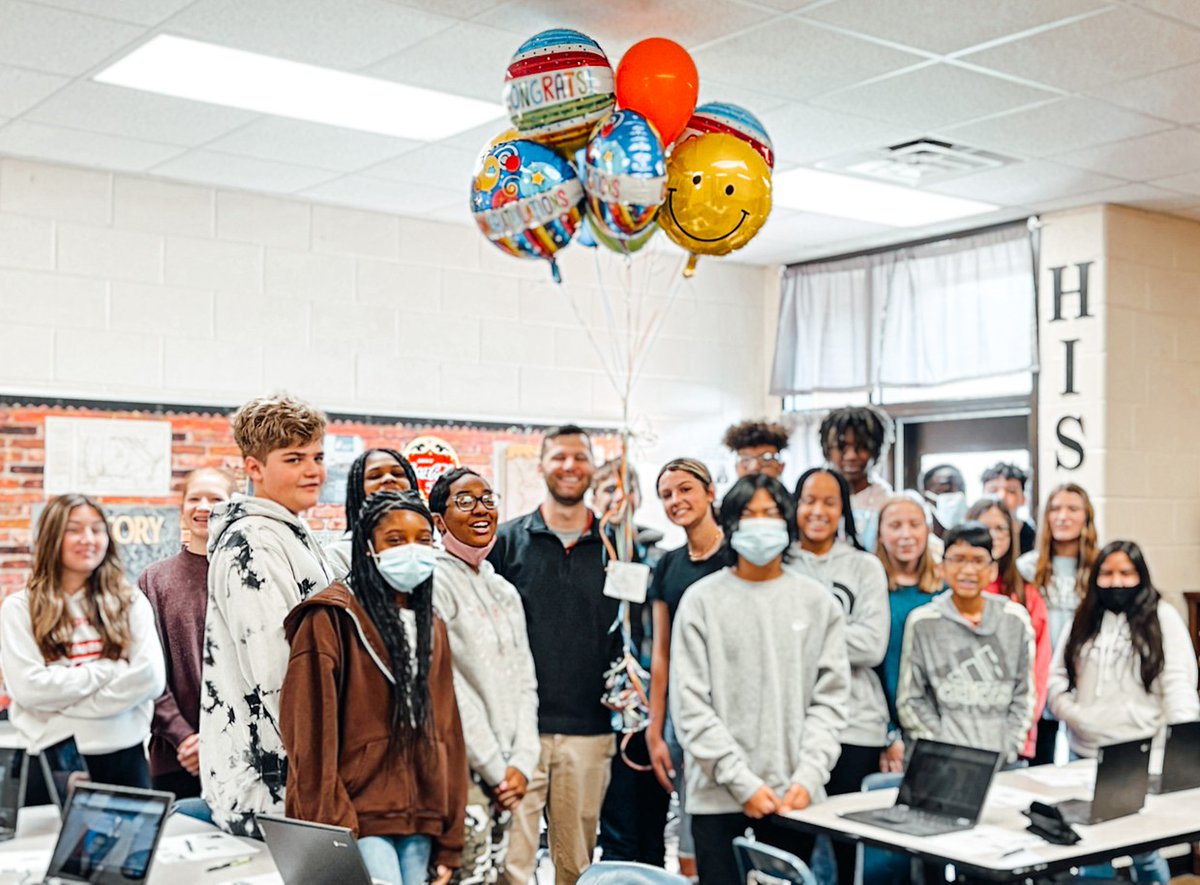 MadrasEagles's tweet photo. Congratulations to the 2022 Madras Teacher of the Year, Jeff Welch! https://t.co/Ja2XtpG2Hd