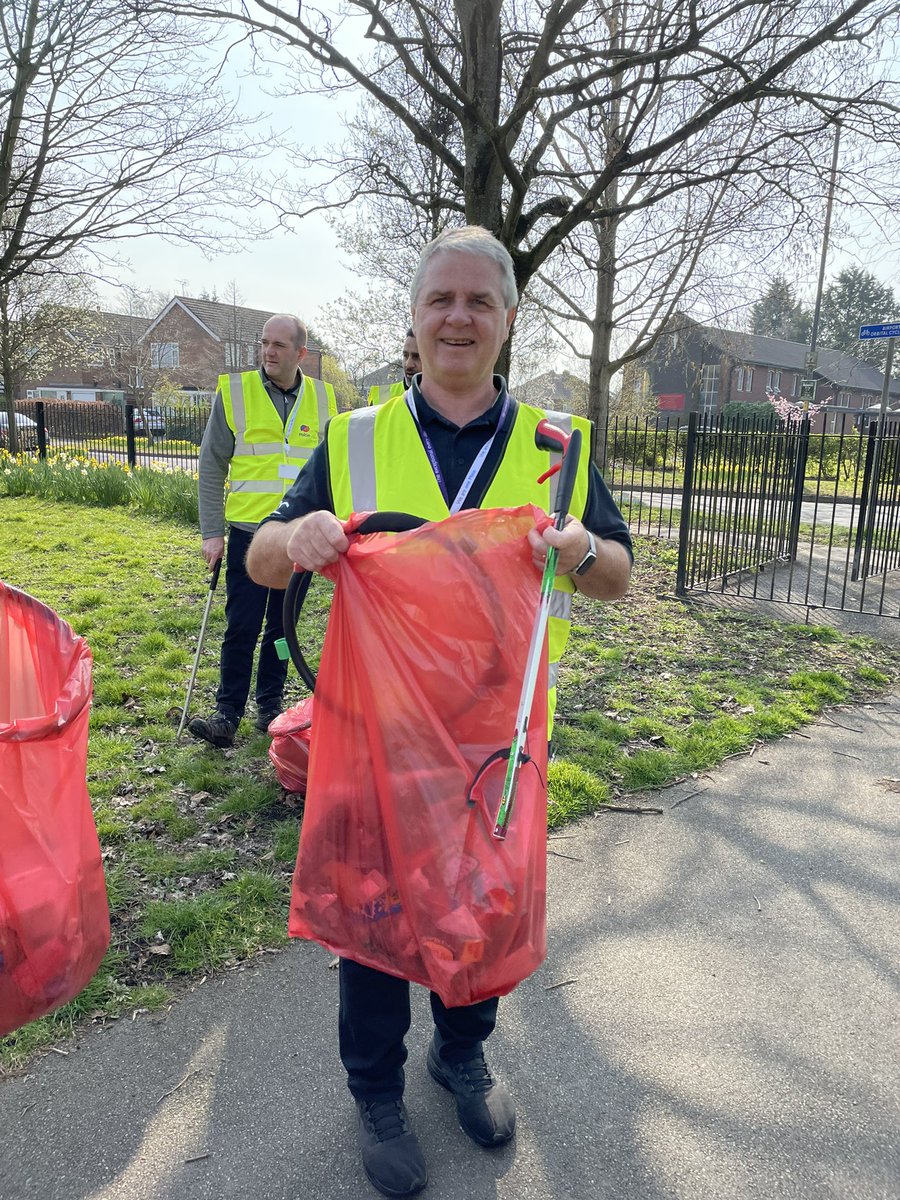 lulusmith75's tweet photo. Great day for TSOC litter pick in Manchester @mitie #MitieBigSpringClean2022 with #peelhallpickers @mitiefoundation https://t.co/Di0sU7rVbL