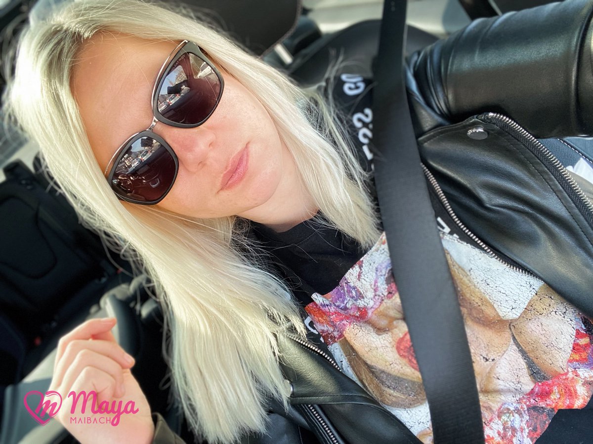 MayaMaibach's tweet photo. Also überzeugt bin ich halt nicht von dem Auto, irgendwie hab ich Transporterfeeling 🤣 okay … warten wir mal ab ob sich das legt 🤨
.
#eqv #mercedes #selfie #me #myself #sonnescheint #überlegen #ichweissauchnicht https://t.co/icyvfgDCgw