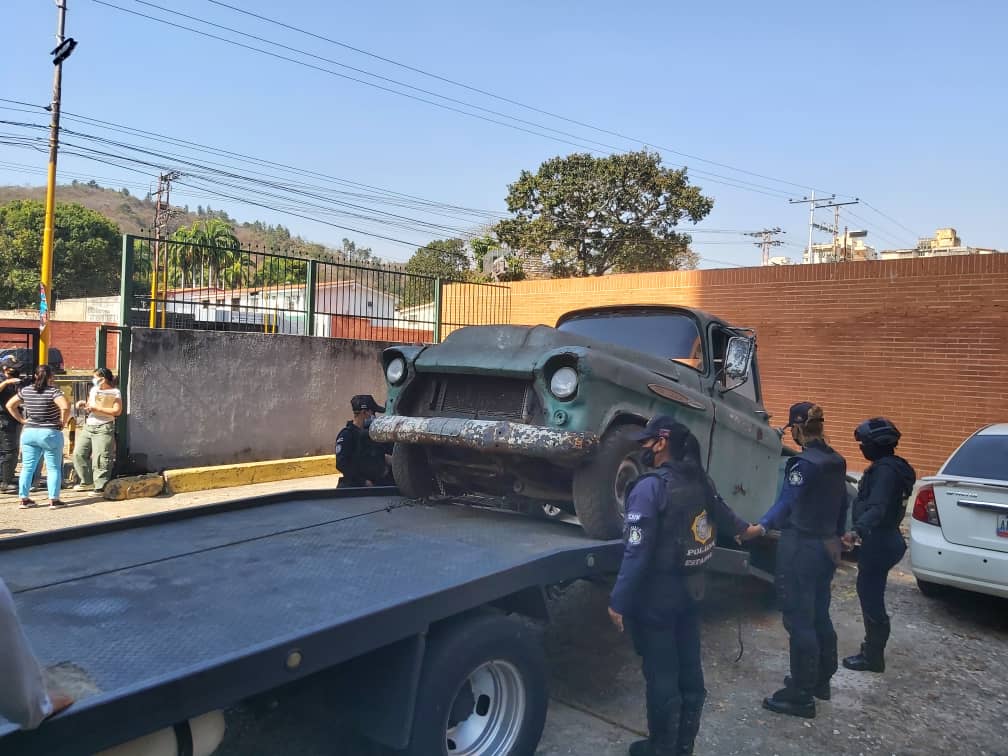 mmcp98's tweet photo. En este momento, funcionarios de la Policía de Carabobo, están removiendo vehículos de un área en Custodia de el Edificio Los Nisperos, SIN ORDEN ESCRITA.  ¿ Violación de derechos en curso?.  ¿Dónde está la orden de desalojo?.  Esto es en la Av Paseo Cuatricentenario,Los Nísperos https://t.co/SggiItW8Yf