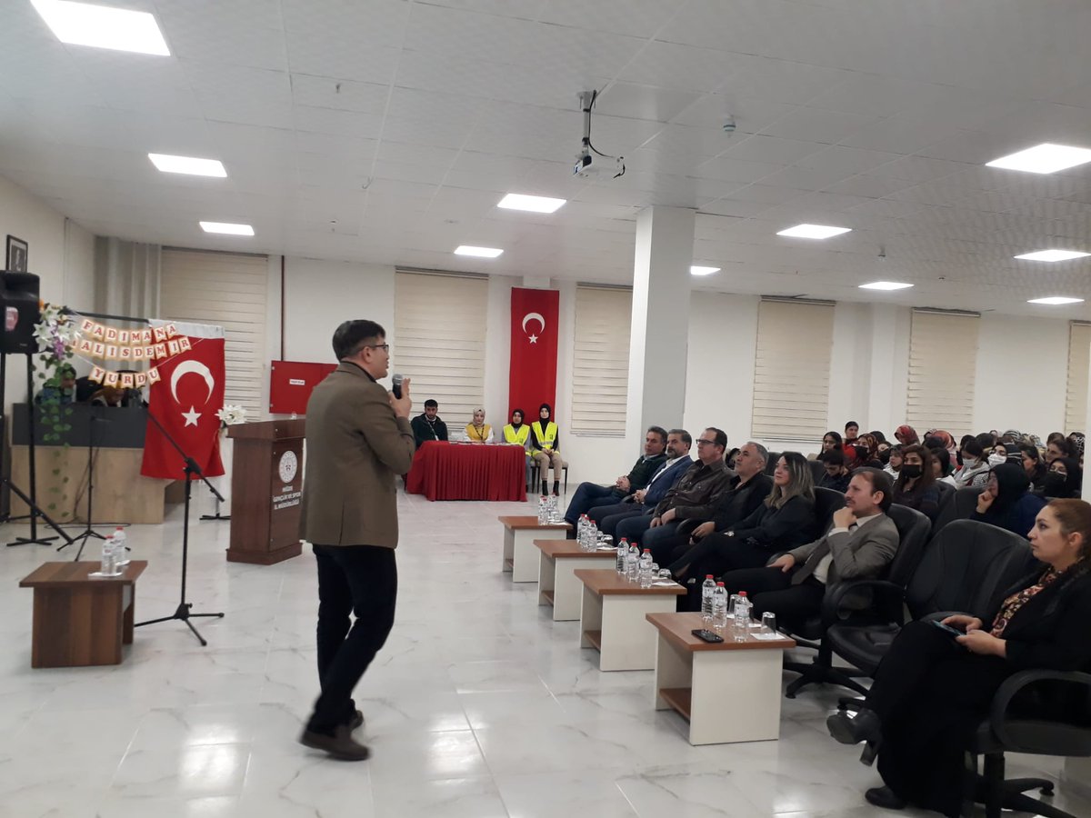 NigdeKYGM's tweet photo. 📍Fadimana Halisdemir Yurdumuz

Öğrencilerimizle Yeşilay Niğde Şubemizin sunumu ile "Bağımlılık" konulu konferansımızdan kareler 📸

Bilinçli bir nesil için Yeşilay ile el ele🤝 https://t.co/AosFTflfld