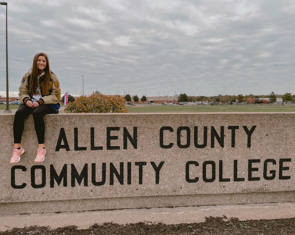 burroughsmadi's tweet photo. After visiting some colleges and praying asking God to lead me in my decision, i’m so excited to announce my commitment to continue my education and basketball career at Allen County Community College! So thankful for this opportunity!! #GlorytoGod #GoRedDevils 🤘🏼😈 https://t.co/9YLZIY0LOC