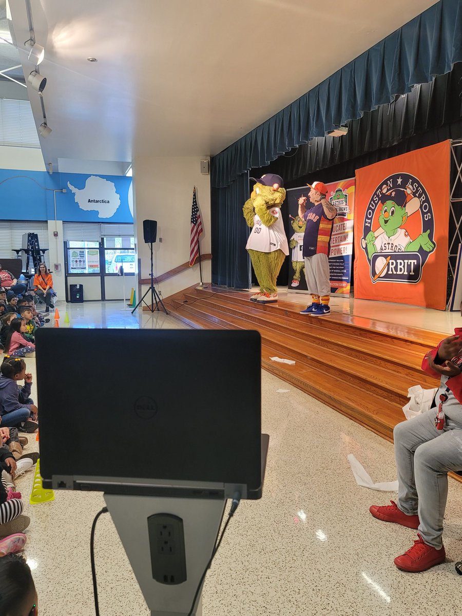 LittlesRaHoot's tweet photo. We had such a blast with @OrbitAstros today, learning how to make smart choices. He stopped by and gave a big wave to us on zoom. @HumbleISD_OE @HumbleISD #HISD_virtual #virtualteacherlife https://t.co/9PZnOp0Tan