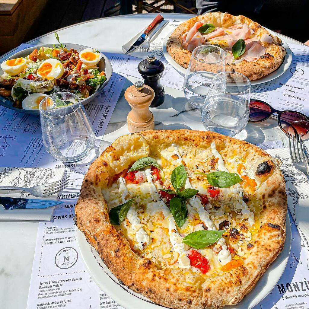 OhMyGaelle's tweet photo. Quoi de mieux qu’un déjeuner sur le rooftop canonissime de @monzu_bordeaux à la @promenadesaintecatherine ? 🍕☀️ #lunchtime #monzu #monzubordeaux #pizzalover #dejeuner #rooftop #ciao https://t.co/h4tfNvgV0l https://t.co/KhI7SR11zf