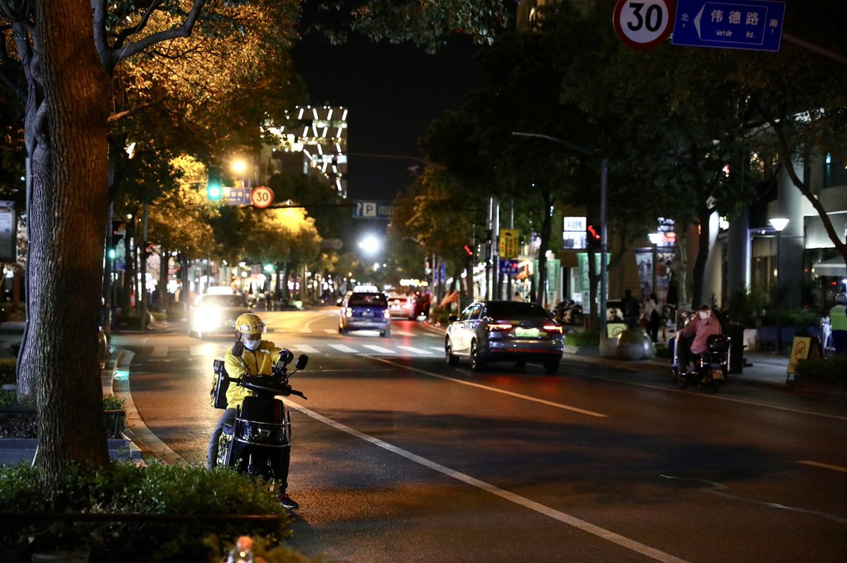 新冠泛滥，上海人的浪漫却永不消亡。