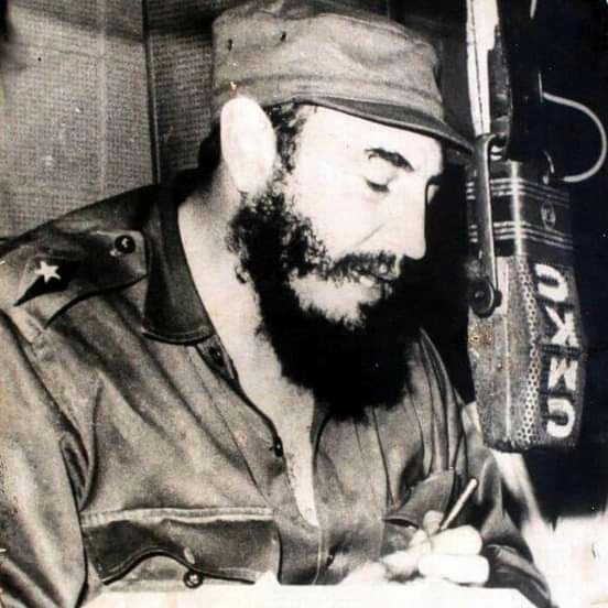 LaCmkc's tweet image. Hoy festejamos q el 23 de marzo d 1930, #CMKC irrumpió en el éter para traer a #SantiagodeCuba la posibilidad de conocer nuevas voces, melodías nuestras y ajenas de las que nuestros oyentes no han podido desprenderse porque esta casa radial es de #ExcelenciaYDistinción. 🥳🤩🎂💖