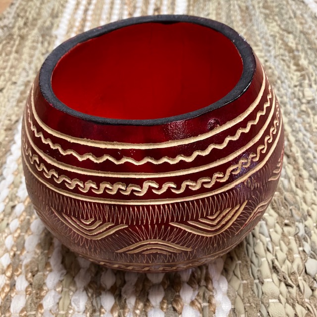 This beautiful pot is made from gourds grown in Northern and Eastern Kenya. They are collected, dried and then hollowed out, painted and carved. They support traditional skills and provide an income to villages upcountry where each workshop employs five people.
#choosefairtrade