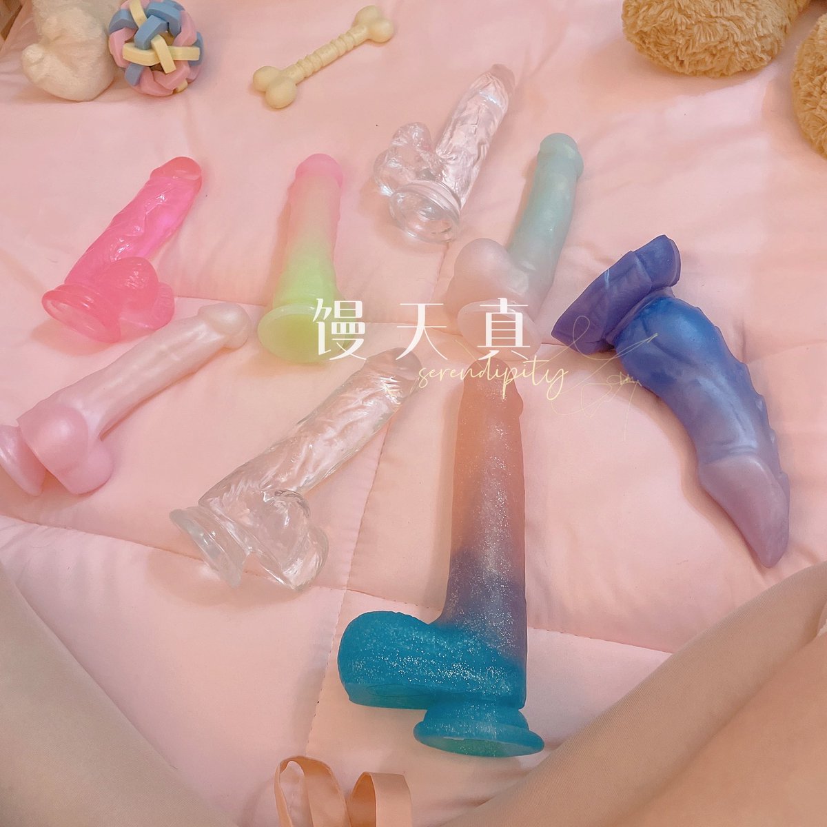 发情小狗的玩具，当然都是假鸡巴啦~跪着下面插着玩具假鸡巴，抬头嘴里含着主人的真鸡巴，这样才满足~
话说透明的水晶牛子真是价廉物美！！拍照好看，也没有异味，我直接建议大小型号各买一个！！ https://t.co/EQSJz0npEz