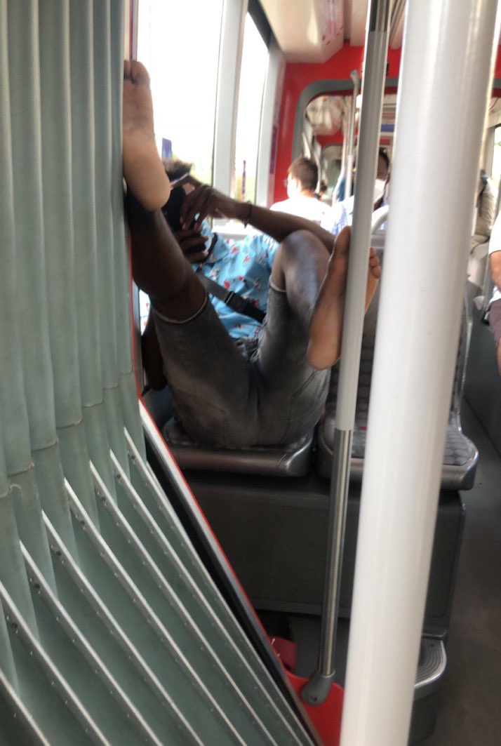 ademvvz's tweet photo. ptdrrr mais les gens a lyon ils sont trop a l'aise https://t.co/cAWfoDA1aJ
