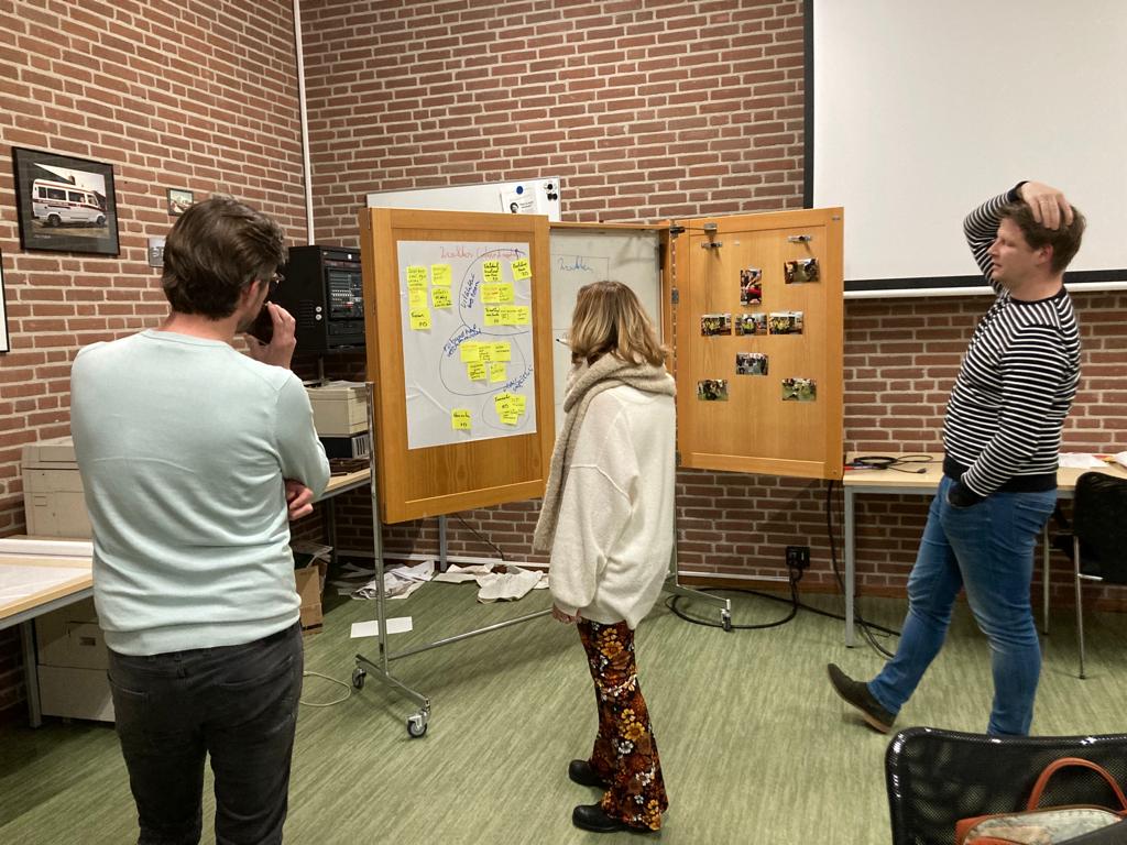 Samen met het bestuur de diepte in: wat zijn onze sterktes, zwaktes, kansen en bedreigingen. Goed zo nu en dan opnieuw te kijken waar we staan en welke weg we willen vervolgen.