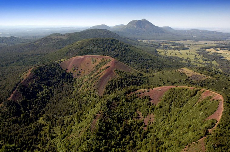RelaisdesPuys's tweet photo. ✔️ Une superbe randonnée à faire absolument ! 😉
👉 Découvrez cette magnifique balade à faire en famille autour du Puy de Mercoeur ! Panoramas garantis ! 🌳🌺☀️🌾
🖥 https://t.co/ei87xw8EYM https://t.co/ha073U2CLw