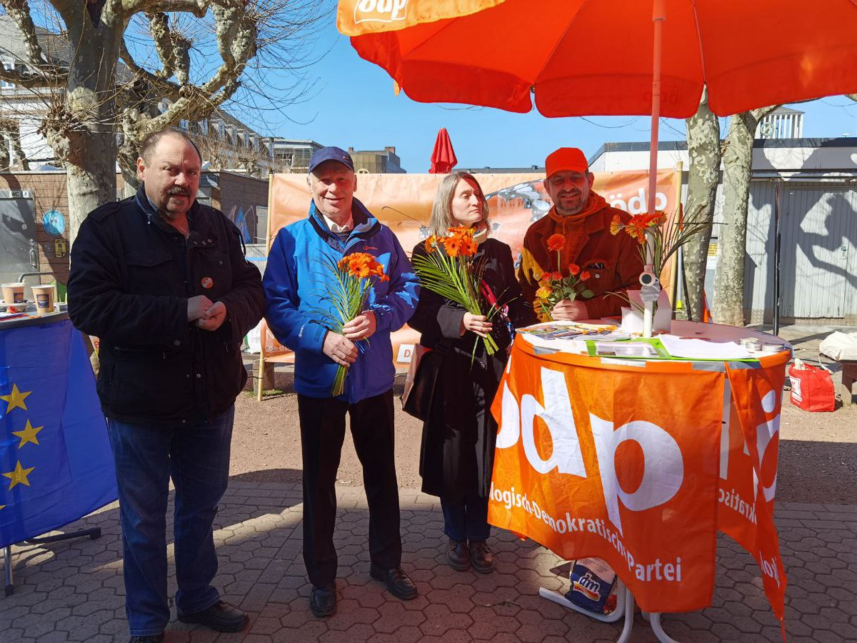 oedp_saar's tweet photo. Endspurt! Nur noch 4 Tage bis zur #ltw22. Wir bleiben präsent - mit Infoständen, wie hier in Lebach, oder bei Demonstrationen wie in Überherrn gegen den Bau der SVOLT-Batteriefabrik auf dem Linsler Feld.
Habt ihr briefgewählt oder geht ihr traditionell ins Wahlbüro?
#ÖDP #ÖDPSaar https://t.co/lEBLxucpLl