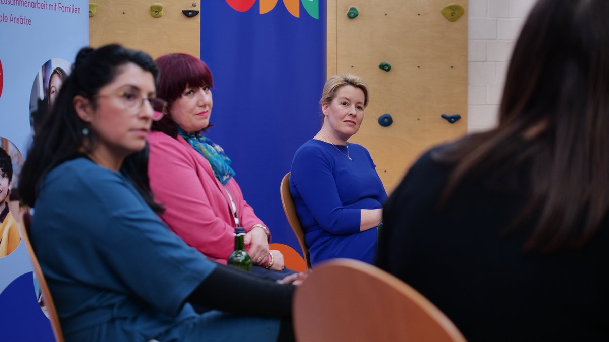 Die Regierende Bürgermeisterin, Franziska Giffey, und Bildungssenatorin, Astrid-Sabine Busse, im Gespräch mit Erzieherinnen einer Sprach-Kita.