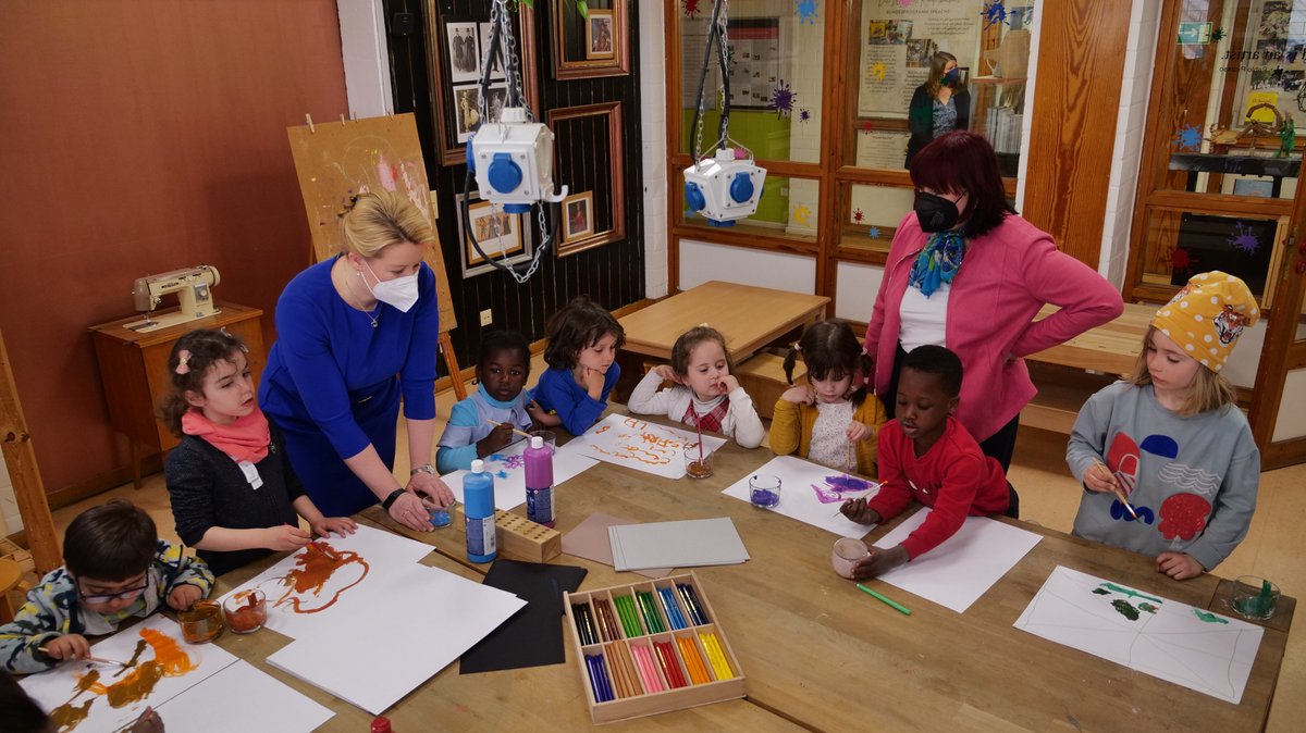 Die Regierende Bürgermeisterin, Franziska Giffey, und Bildungssenatorin, Astrid-Sabine Busse, mit Kindern beim Malen in einer Sprach-Kita.