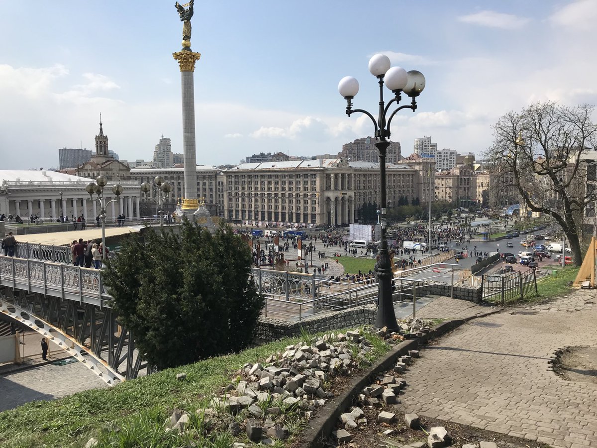 Independence Square, Kyiv. I can’t understand why western media carries interviews w retired Generals, NATO commanders etc telling Putin what he is doing wrong. Ukraine wants to be democratic/free. Stop helping Putin correct operational and tactical mistakes. Peace 2 Ukraine 🇺🇦