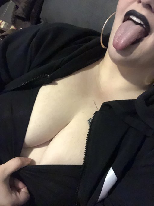 Hey! Good morning! A lil #goth cutie with #bigboobs to start your day off right 💕 https://t.co/shZXm<a href="/tag/goth"class="tags">#goth</a><a href="/tag/bigboobs"class="tags">#bigboobs</a>