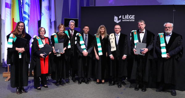 Ce samedi 19 mars, 2️⃣7️⃣4️⃣ Docteur·es à thèse et 1️⃣2️⃣ personnalités éminentes issues du monde politique, économique, social ou culturel ont été mis à l'honneur à l'ULiège.  
📹📸➡️news.uliege.be/cms/c_15903523…