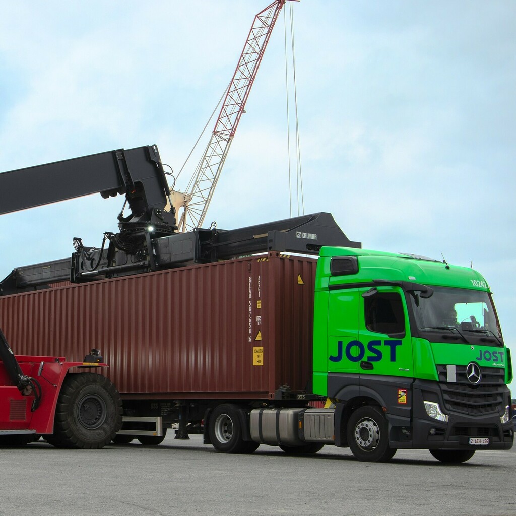 Strong enough to lift my container?💪

#transport #logistics #jost #lifeinmotion #up #multimodal #mercedestrucks #trilogiport #truck #transportation #trucking #trucks #travel #cargo #trucker #freight #truckdriver #delivery #photography #business #expo… instagr.am/p/Cbc05osMRRi/