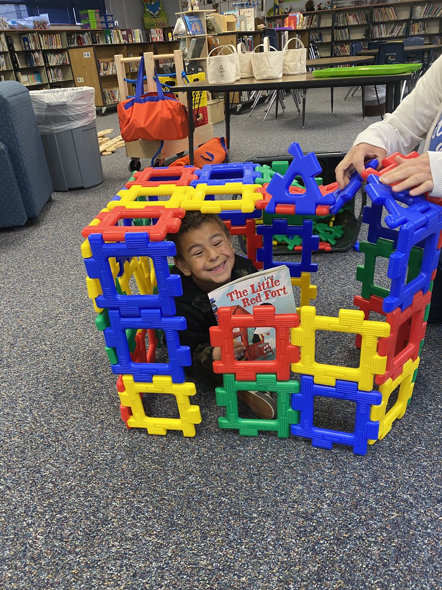 CESLibrary2's tweet image. Our own Little Red Fort!  @BoerneISD @CuringtonElem #lovethelibrarianlife