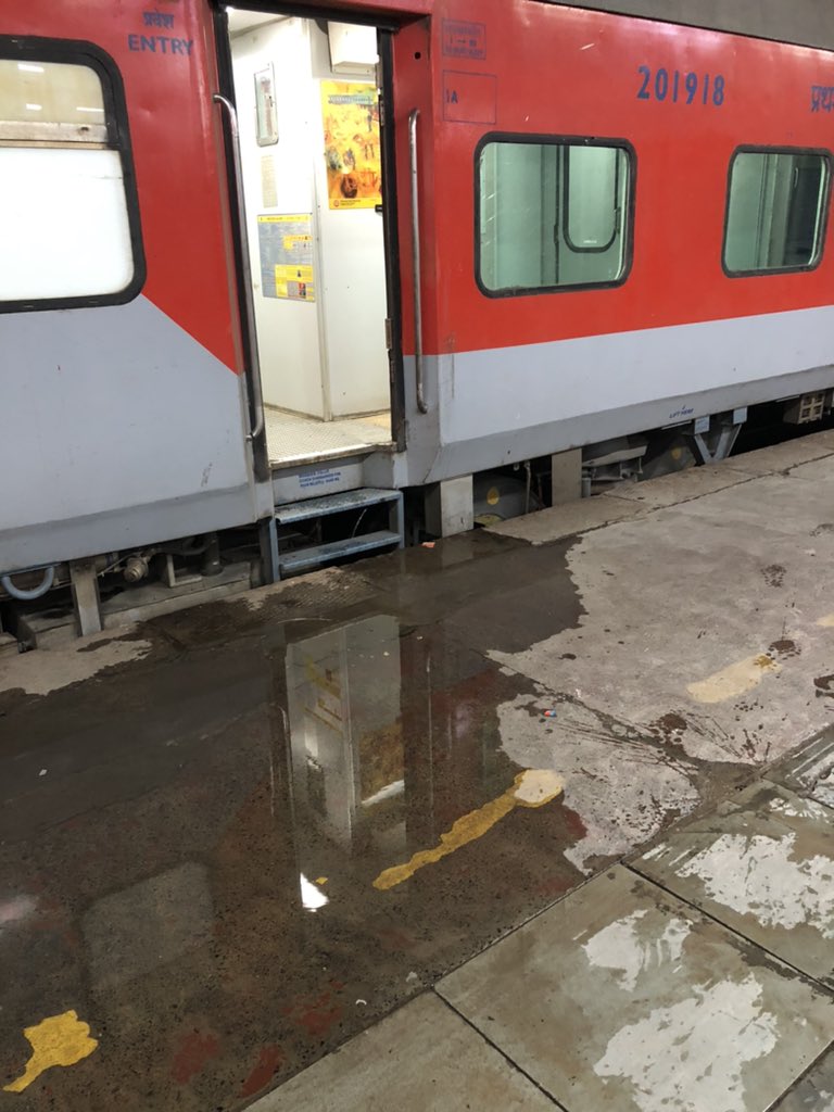 jsdv_3's tweet photo. This is what happens every time when train reaches main stations , such methods  should get noticed and actions should be taken against such management/ staff . Ahmedabad railway station @RailwaySeva @AshwiniVaishnaw @DarshanaJardosh @IRCTCofficial @PMOIndia https://t.co/0k3NrOg1IL