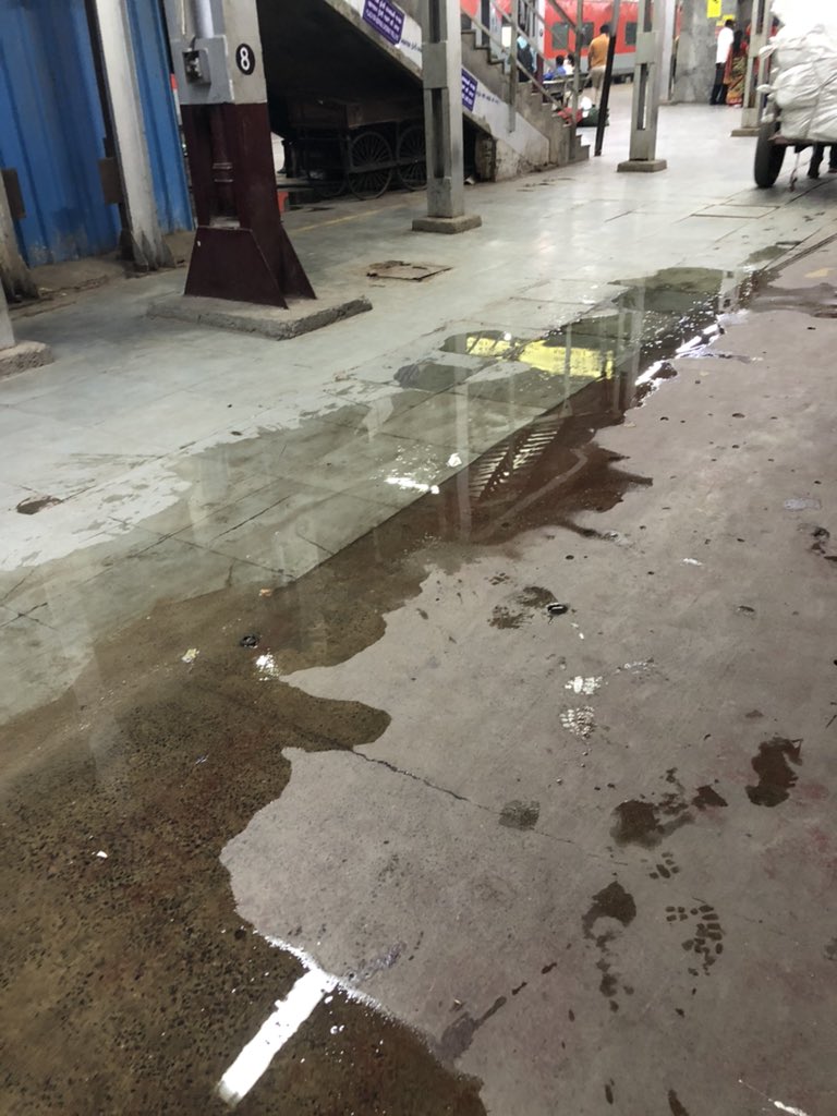 jsdv_3's tweet photo. This is what happens every time when train reaches main stations , such methods  should get noticed and actions should be taken against such management/ staff . Ahmedabad railway station @RailwaySeva @AshwiniVaishnaw @DarshanaJardosh @IRCTCofficial @PMOIndia https://t.co/0k3NrOg1IL