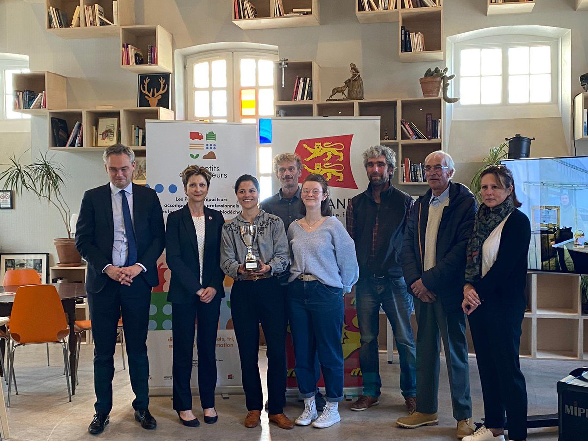 DMARGUERITTE's tweet image. C'est avec grand plaisir que j'ai remis le #prixESS accompagné de ma collègue @lyndalahalle à l'Association #Lespetitscomposteurs, acteur économique local de valorisation des déchets alimentaires