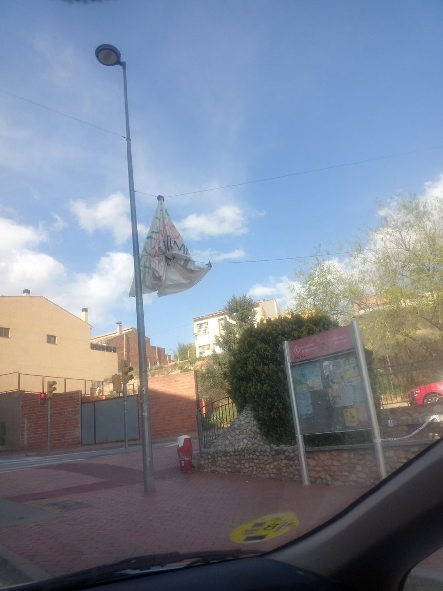 AnnaZamoraSala's tweet photo. Hola @VoxSentmenat recordeu que avui a les 21h s'ha de treure el plàstic. El paper va ser ahir. De res.
#recollidaselectiva #joreciclo #PortaaPorta #totalloc #avuitocaplastic #sentmenat https://t.co/CofifZGS3O