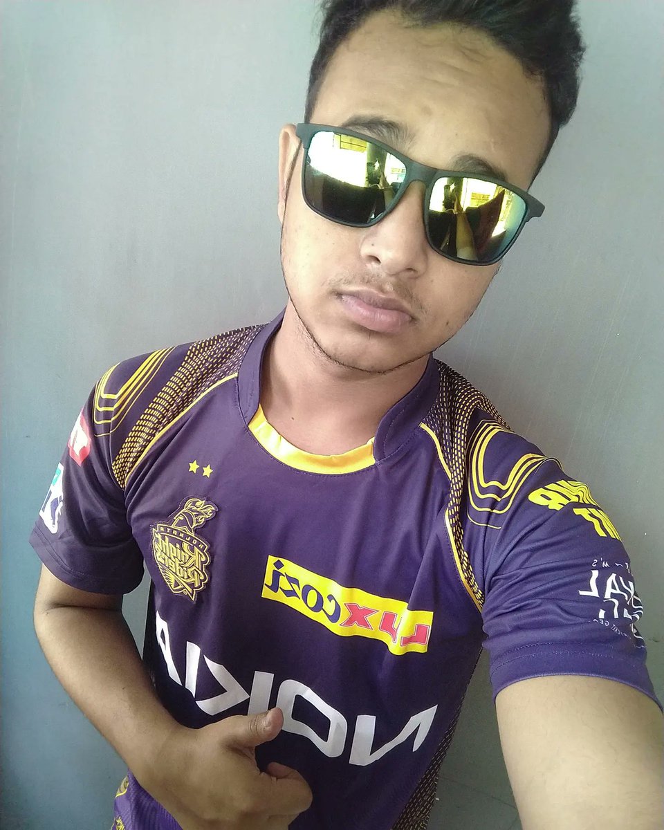 Rahul_sid5960's tweet photo. Well there are many fan moments over the past 14 years.. But these are many 🔝 💜💜💜💜💛💛💛💛 #KKRSuperFan @KKRiders https://t.co/PslkT78EGh