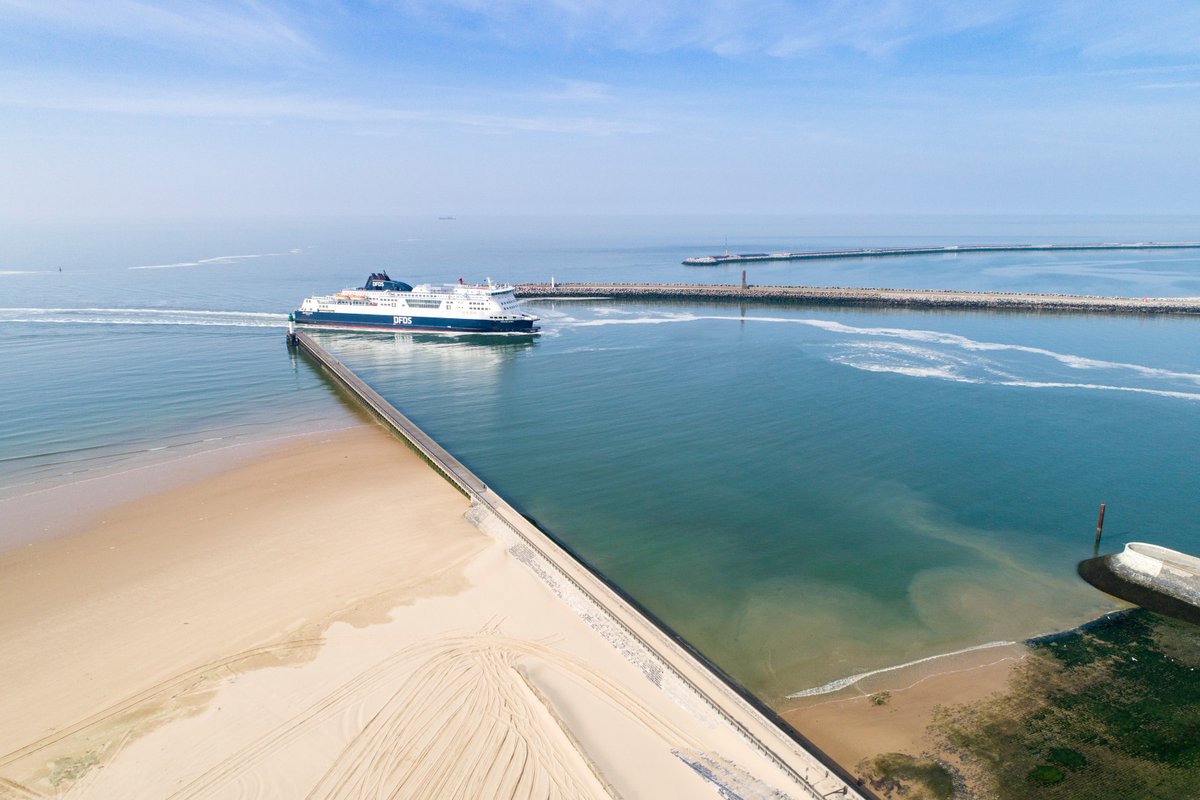 pasdecalais62's tweet photo. La #photo de la semaine 📸 Survol au drone d'un ferry rentrant au port à Calais ⛴️ Bonne journée le Pas-de-Calais !

Photo : J. Pouille / CD62 https://t.co/pkxEsvEzqg
